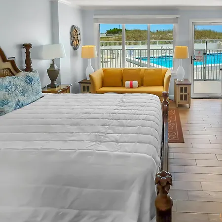 Cozy Studio Beachfront Condo - Romantic Getaway!